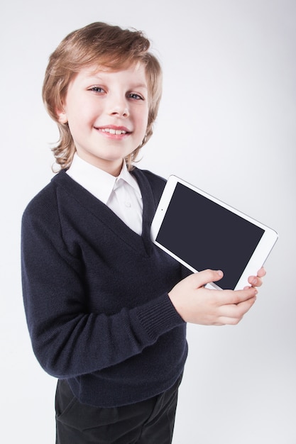 Rapaz jovem bem sucedido com um tablet sorrindo