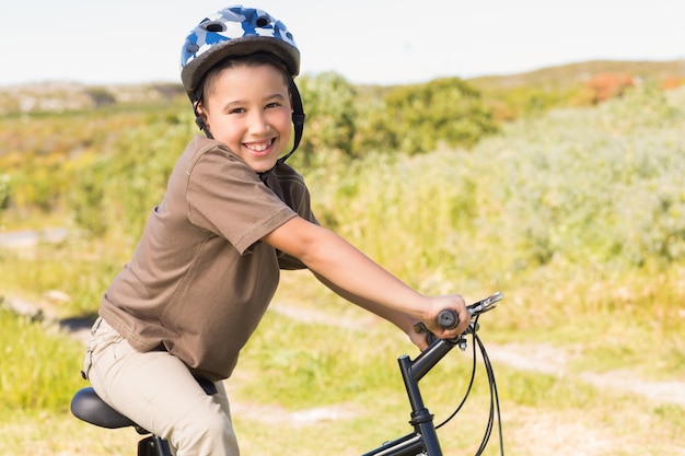 Foto rapaz pequeno em um passeio de bicicleta