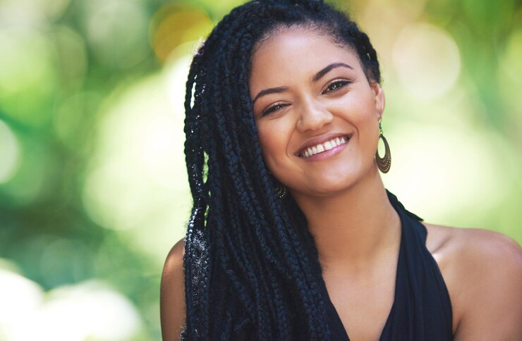 Foto rapaz retrato e dreadlocks para cuidados com o cabelo ao ar livre com shampoo orgânico estilo natural e controle de frizz sorriso mulher e tranças para beleza textura forte e crescimento bem-estar de cuidados de manutenção