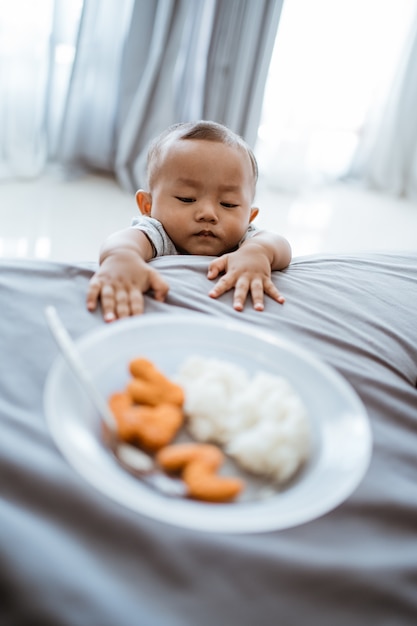 Rapaz tentando alcançar um pouco de comida