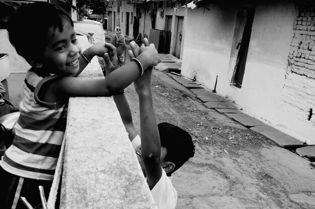 Foto rapazes felizes a brincar nas casas