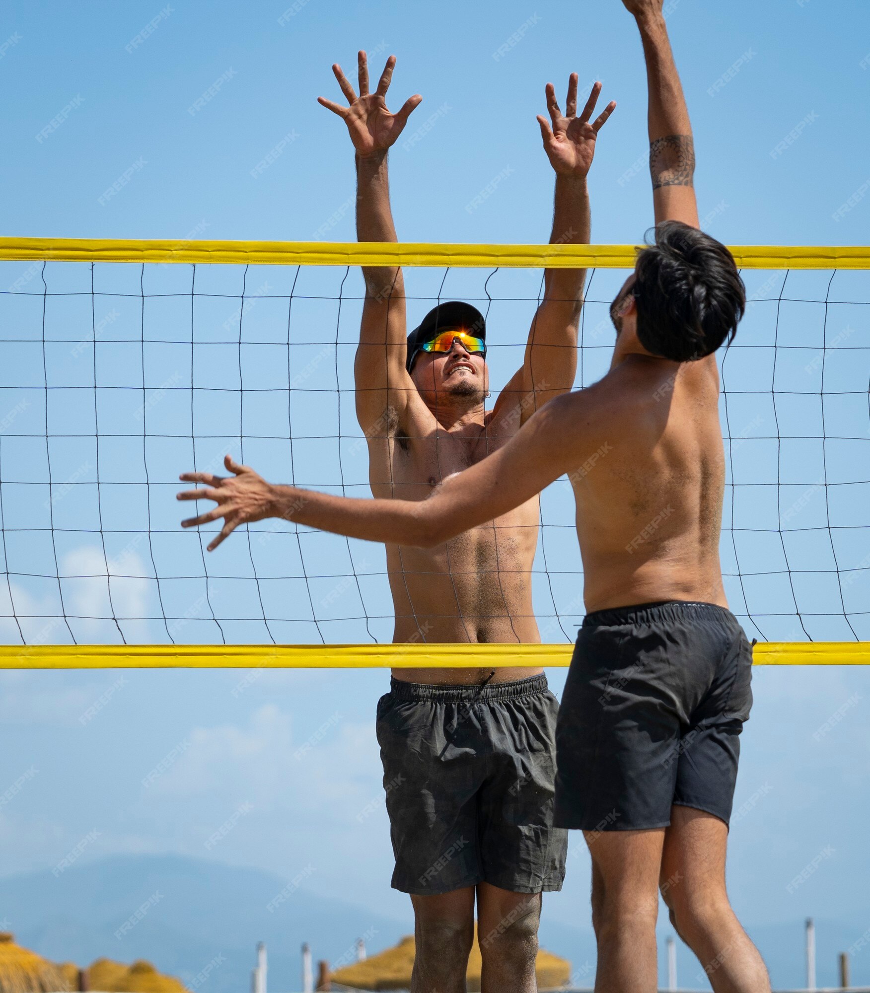 Pessoas Jogando Vôlei Na Praia Em Um Dia Ensolarado Foto Royalty Free,  Gravuras, Imagens e Banco de fotografias. Image 142416701