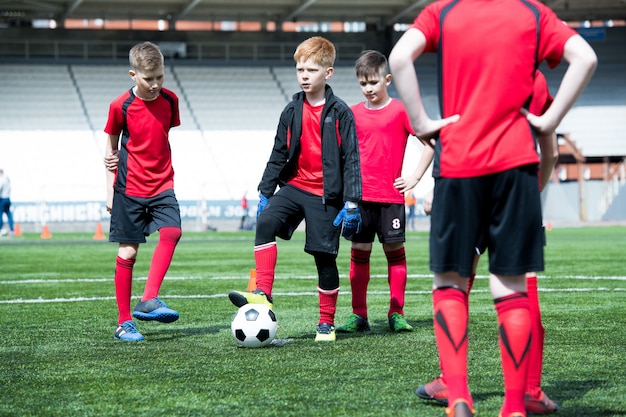 Rapazes no treino de futebol