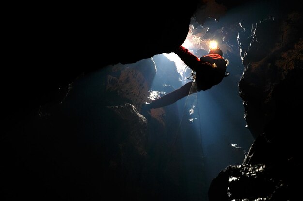 Foto rapel spelunker em um sumidouro