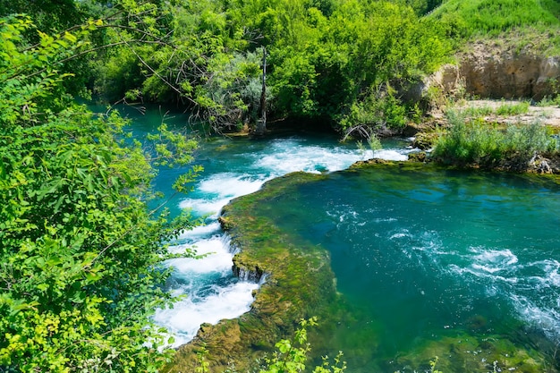 Un rápido río de montaña fluye a través de los rápidos.