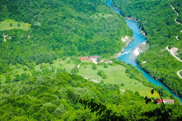 Rápido río de montaña que fluye entre altas montañas