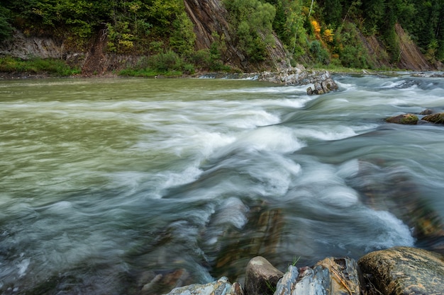 Rápidos de larga exposición de un río de montaña con poca profundidad de campo