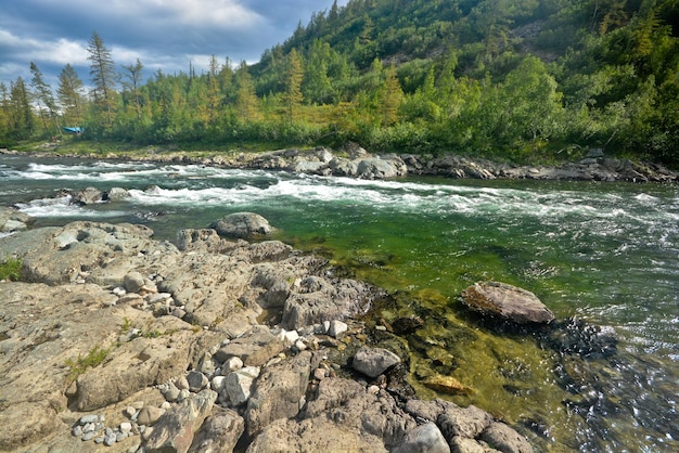 Rápidos del río en los Urales polares