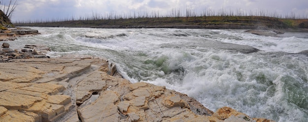 Rápidos rocosos en un río del norte