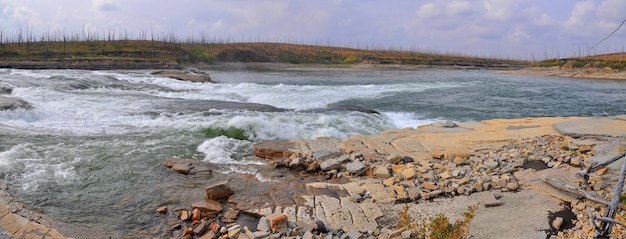 Rápidos rocosos en un río del norte