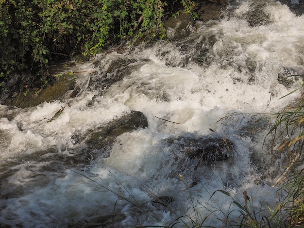 Rápidos de torrente de montaña