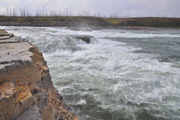 Rápidos turbulentos en el río