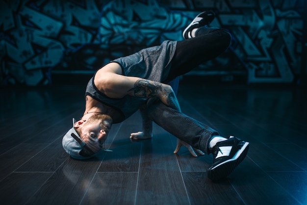 Foto rapper masculino em estúdio de dança, estilo de vida moderno