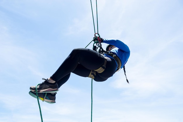 Foto rapper mulher pendurada na corda fazendo manobras esporte saudável e perigoso