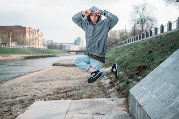 Rapper posando na rua, dança urbana