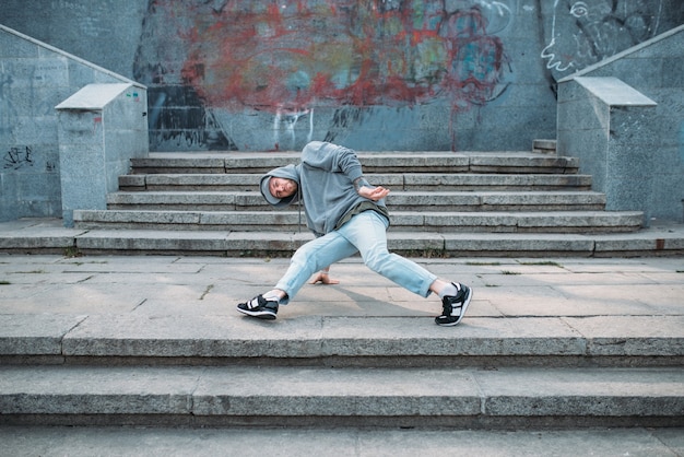 Rapper posando na rua, dança urbana