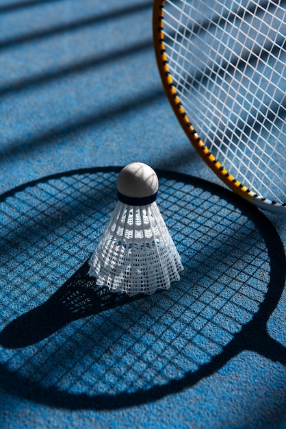 Foto raqueta de bádminton con volante