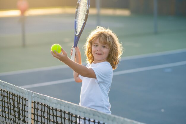 Raqueta de balanceo infantil mientras entrena en tenis