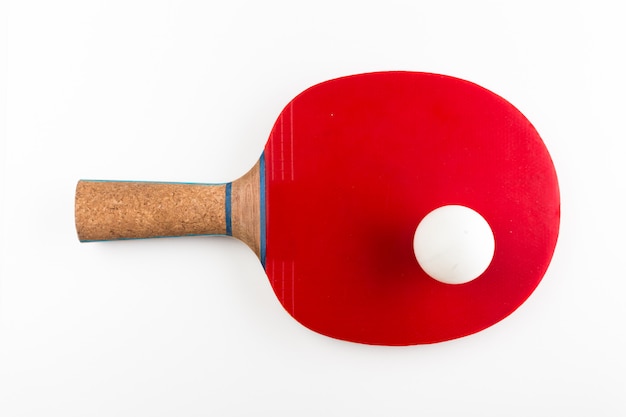 Raqueta y bola de tenis de mesa en un fondo blanco