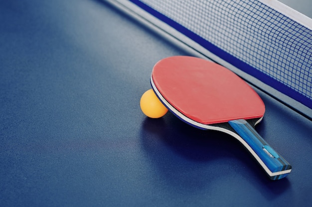 Foto raqueta y pelota de ping-pong