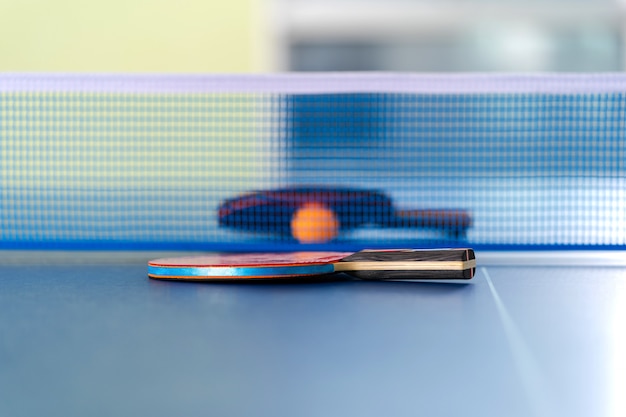 Raqueta y pelota de tenis de mesa, actividad deportiva cubierta