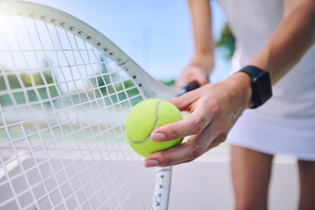 Raqueta de pelota de tenis de primer plano y deporte para el entrenamiento y ejercicio de jugadores activos y saludables en forma para la práctica Jugador profesional preparándose para servir para el entrenamiento de rutina en la cancha y el partido de ejercicios