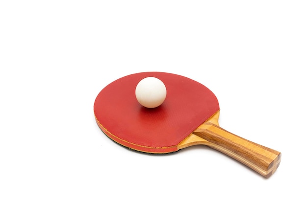 Raqueta de ping pong, aislado sobre fondo blanco. Tenis de mesa, también conocido como ping-pong o tenis de mesa