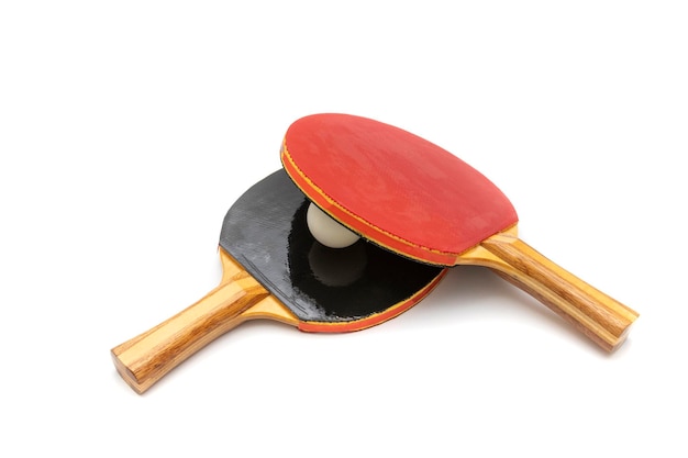 Raqueta de ping pong, aislado sobre fondo blanco. Tenis de mesa, también conocido como ping-pong o tenis de mesa