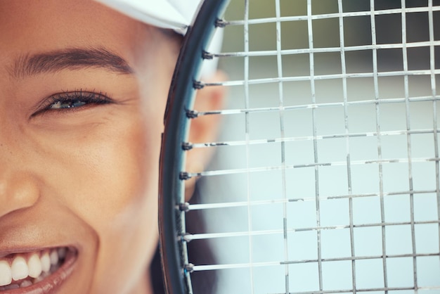 Raqueta de tenis y cara de mujer de atleta de Japón con una sonrisa lista para hacer ejercicio y entrenar Motivación de entrenamiento deportivo y feliz jugador asiático a punto de comenzar el juego deportivo de cardio y fitness