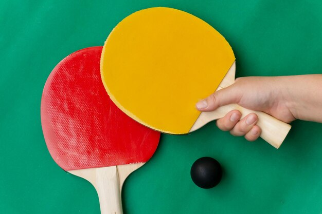 Foto raqueta de tenis de mesa cortada con la mano