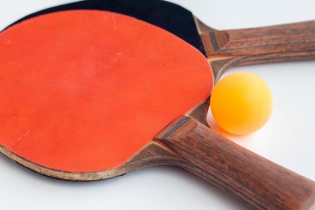 Raqueta de tenis de mesa con pelota naranja