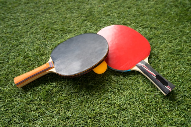 Raqueta de tenis de mesa y pelota