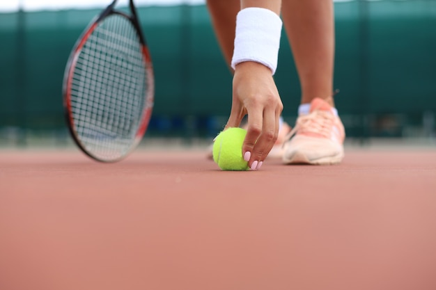 Raqueta de tenis y la pelota en la cancha de tenis.