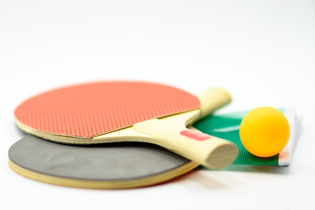 Raqueta de tenis y pelota de ping pong