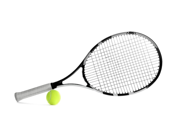 Foto raqueta de tenis y pelota sobre fondo blanco equipamiento deportivo