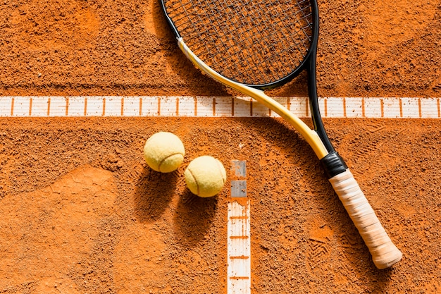 Foto raqueta de tenis en pelota