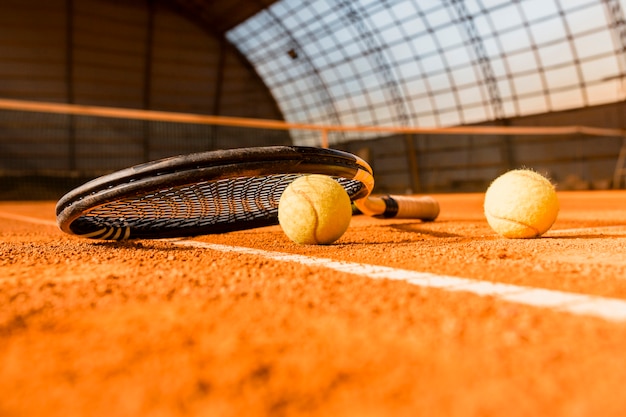 Raqueta de tenis en pelota