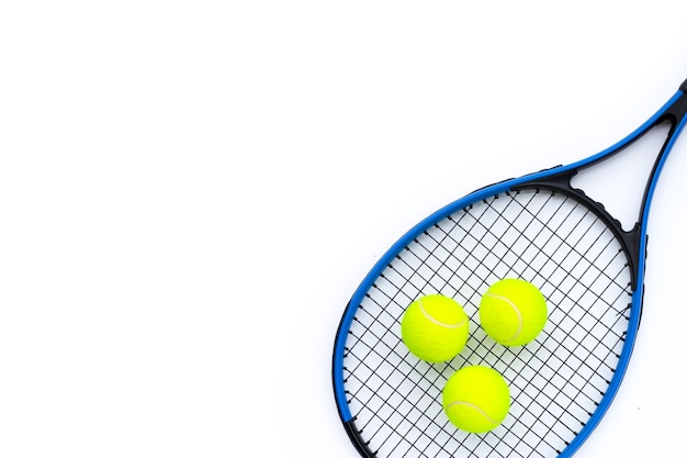 Raqueta de tenis con pelotas en blanco.
