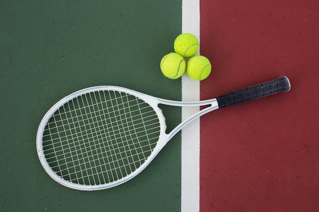 raqueta de tenis y pelotas en la cancha de tenis