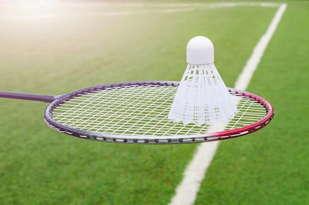 Raqueta y volante para el primer plano de bádminton