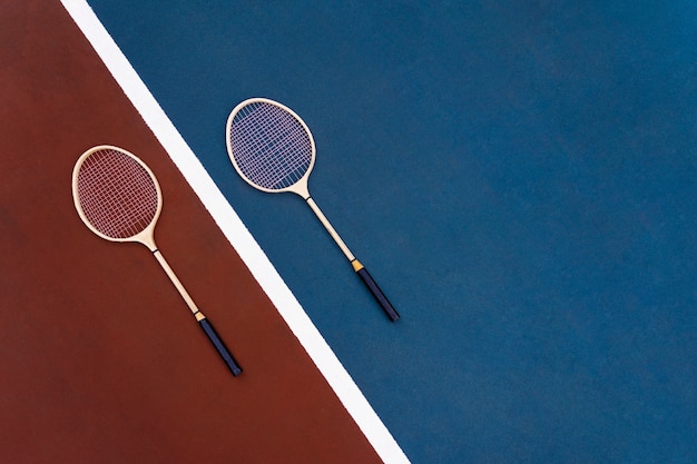 Foto raquetas de bádminton en campo plano