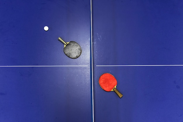 Raquetas en una mesa de ping pong