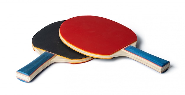 raquetas de ping pong aisladas en blanco