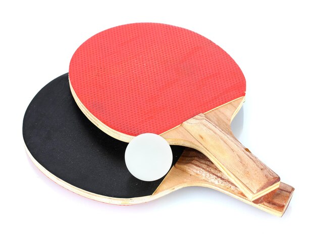 Las raquetas de ping pong y la pelota aisladas en blanco