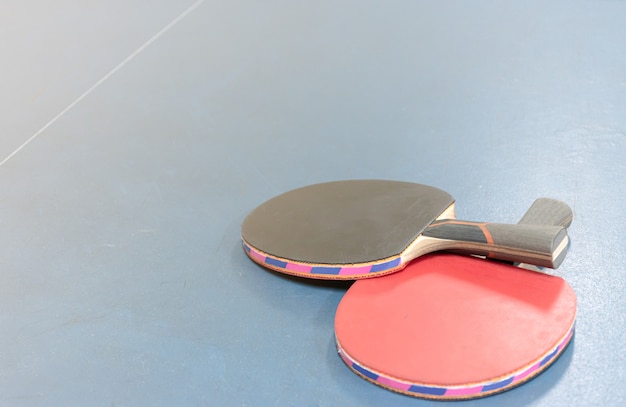 Raquetas de ping pong y pelotas en la mesa
