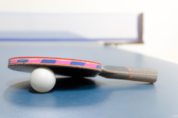 Raquetas de ping pong y pelotas en la mesa