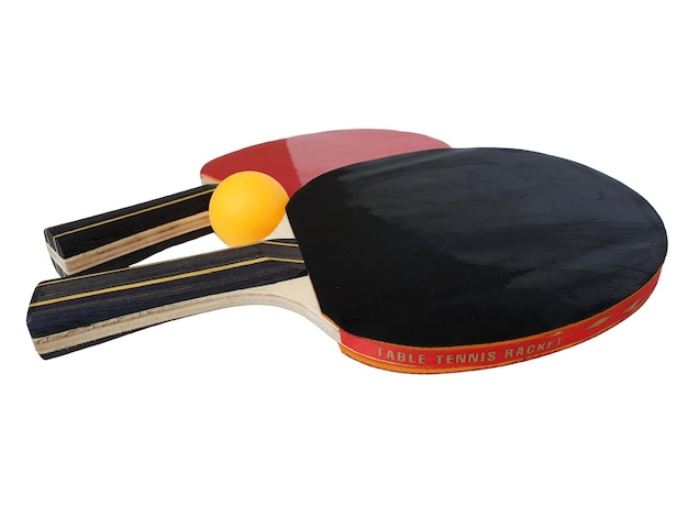Raquetas rojas y negras para tenis de mesa con bola amarilla aislada sobre fondo blanco con recorte