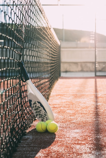 Raquete de lâmina de padel descansando na rede