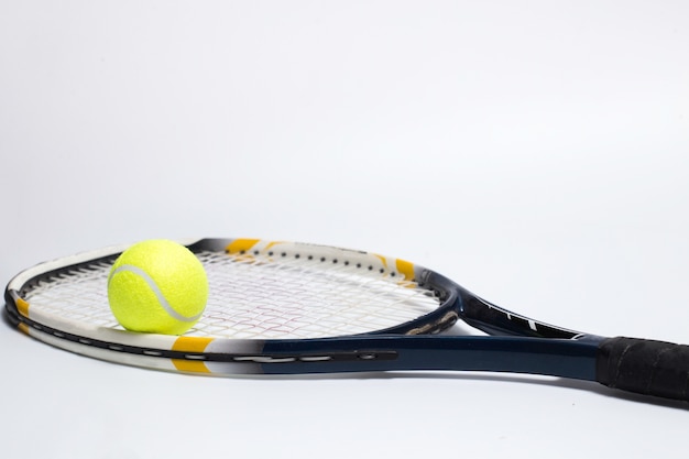 Raquete de tênis e bola raquete de tênis e bola