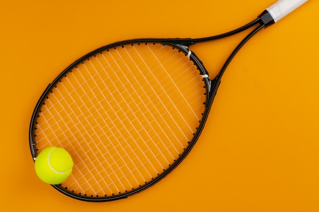 Raquete e bola de tênis